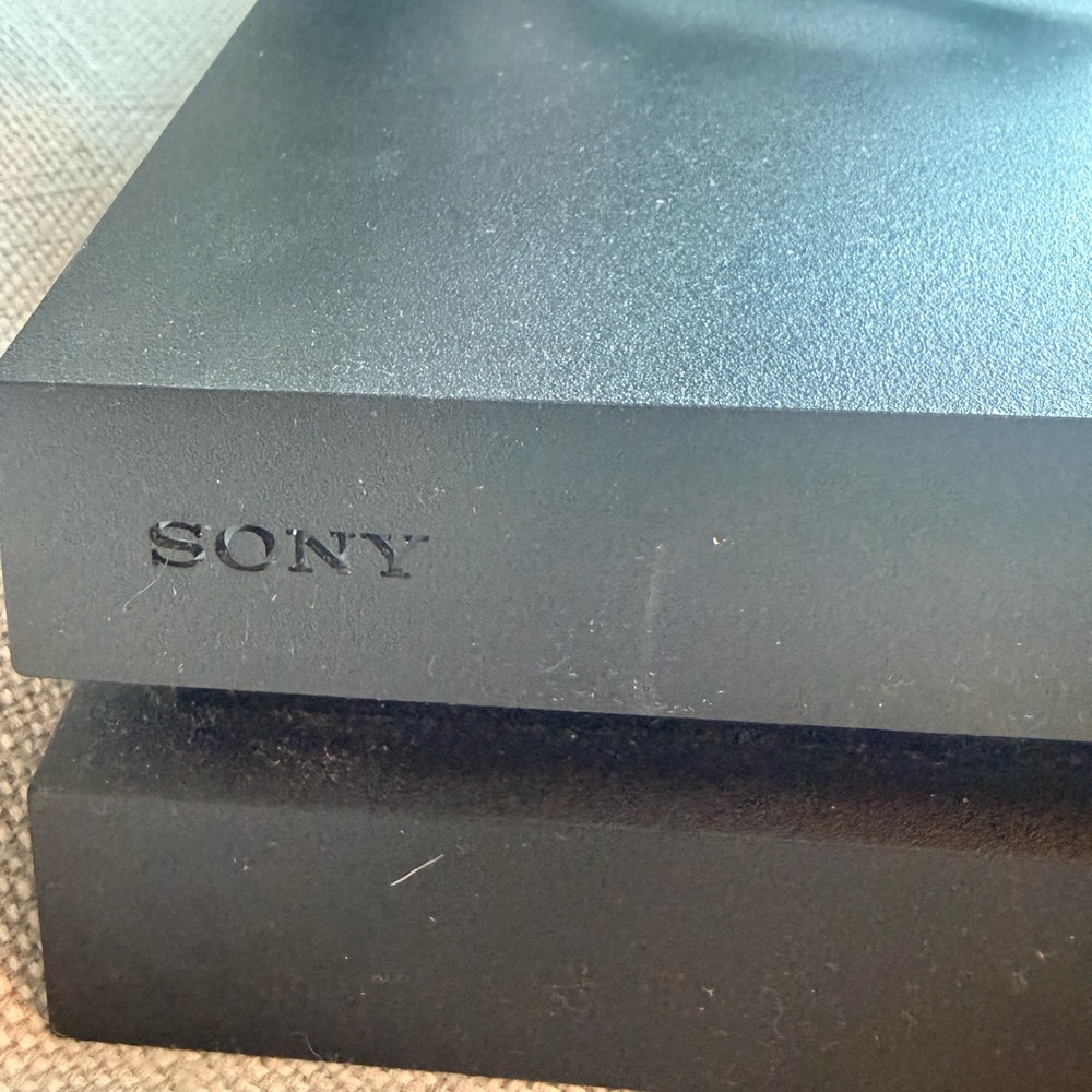 Sony PS4 Console with Controller + Chord - Picture 4 of 7